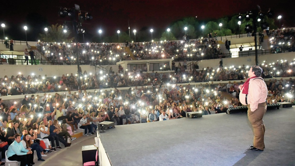 Elektrikler kesildi, şov karanlıkta devam etti