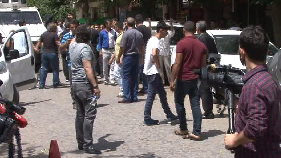 HDP'lileri Sur esnafından polis korudu