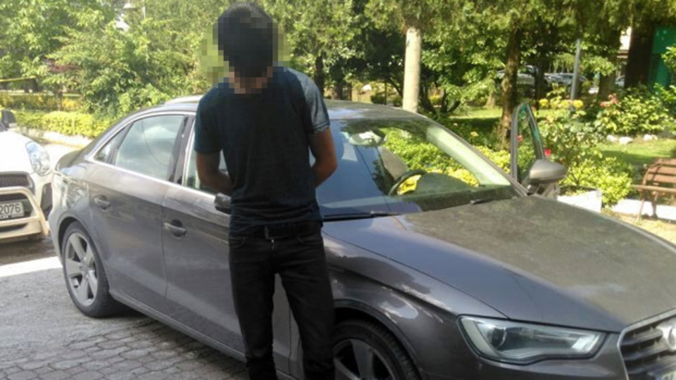 Önce otostop yaptı