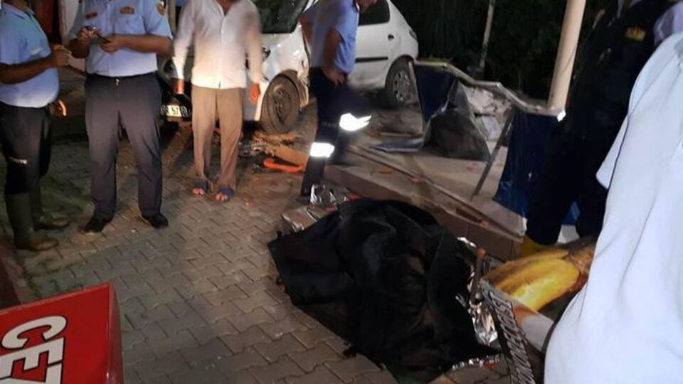 Kokoreç yerken otomobilin altında kaldılar!