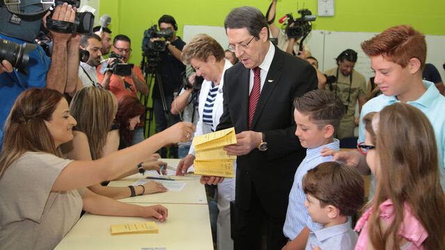 Irkçılar mecliste, AKEL liderini arıyor