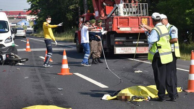 Kamyon motosikleti biçti: 2 ölü