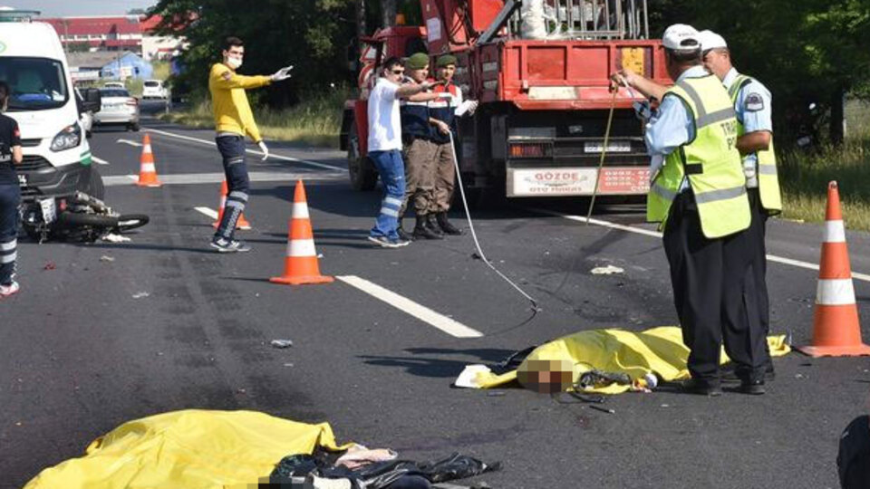 Kamyon motosikleti biçti: 2 ölü