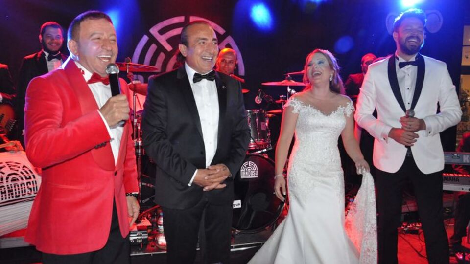 Mustafa Topaloğlu oğlunu evlendirdi