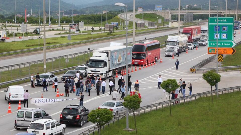 TEM'i kapattılar! Esnaf isyan etti