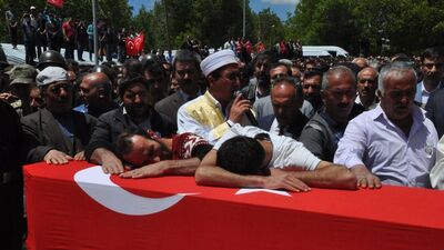 Şehit Uzman Çavuş Murat Sarıgül gözyaşları içinde toprağa verildi