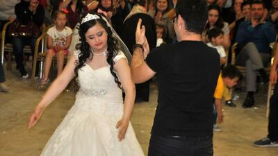 Babası down sendromlu Yasemin'in gelinlik hayalini gerçekleştirdi