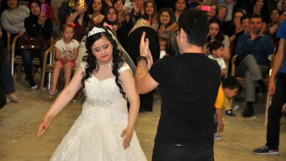 Babası down sendromlu Yasemin'in gelinlik hayalini gerçekleştirdi