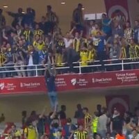 Tribünde korku dolu anlar...