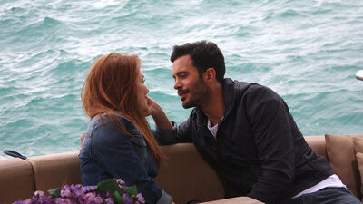 Defne'nin ayakları yerden kesiliyor.