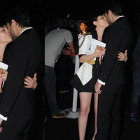 Eşini öpücüklere boğdu!