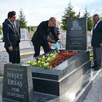Erdoğan Neşet Ertaş'ın mezarını ziyaret etti
