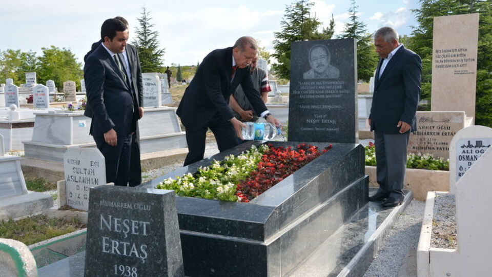 Erdoğan Neşet Ertaş'ın mezarını ziyaret etti