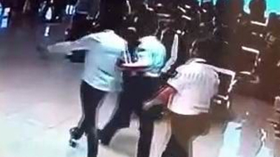 Havalimanında polisleri görünce tuvalete koştu ama...