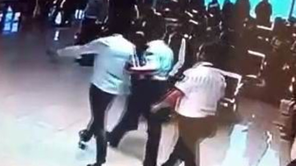 Havalimanında polisleri görünce tuvalete koştu ama...