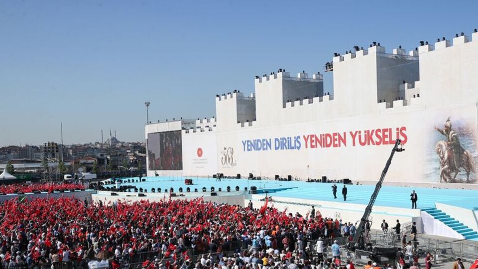 Tören alanında dikkat çeken slogan!