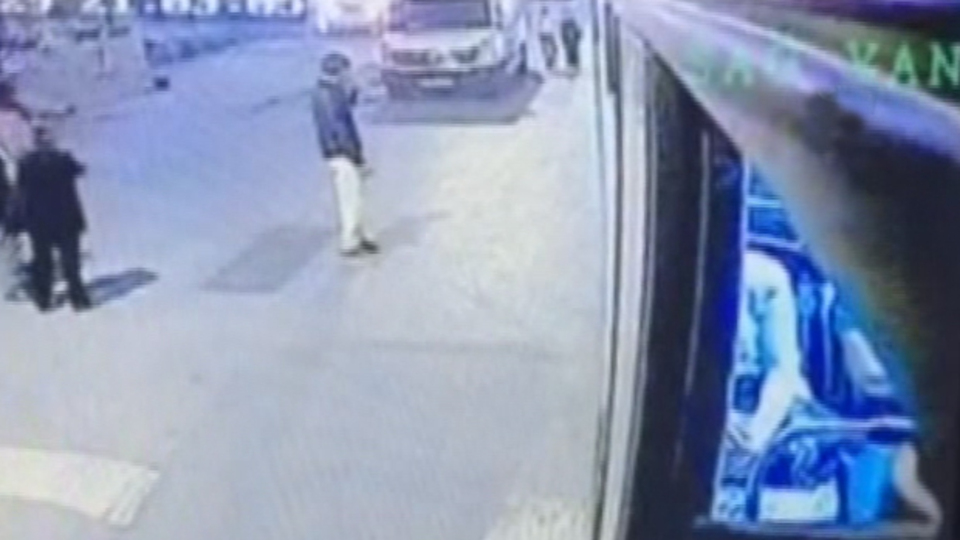 Halk otobüsüne bombalı saldırı kamerada!