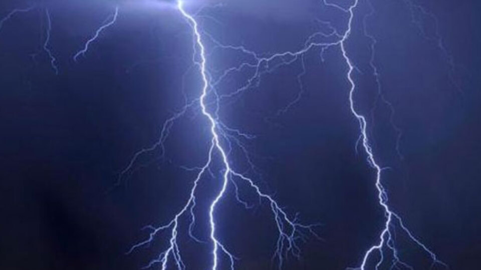 Üzerine yıldırım düşen çocuk öldü!