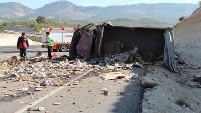 Çömlek yüklü kamyon devrildi: 2 ölü, 1 yaralı