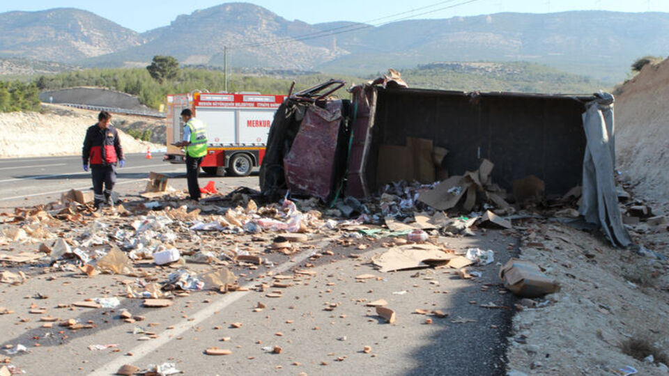 Çömlek yüklü kamyon devrildi: 2 ölü, 1 yaralı