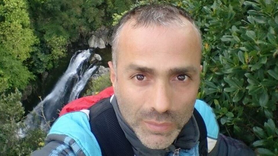 AVM'de öpüşen gençleri uyardı