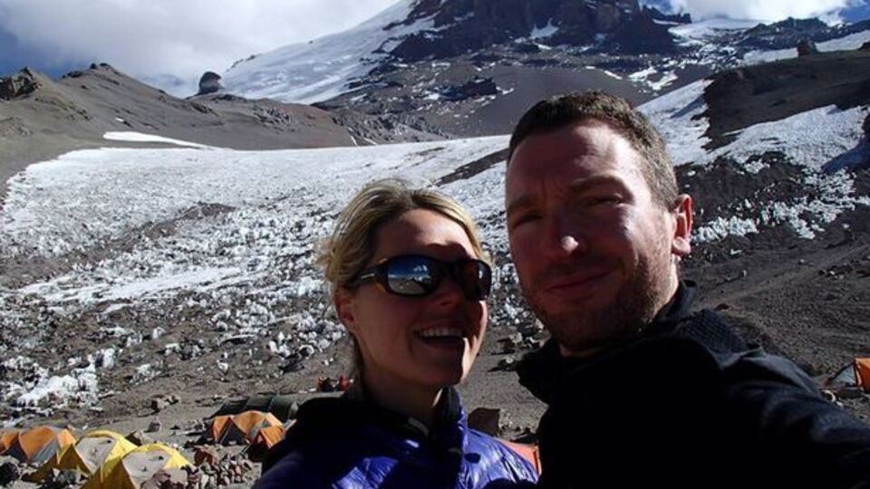 Everest'te ölen eşini zirve için bırakmış!