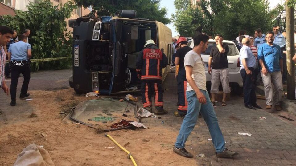 Gültepe'de minibüs devrildi: 10 yaralı
