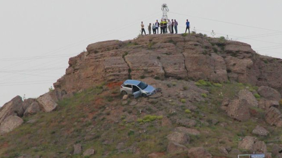 Gün batımı büyüledi, uçurumu fark etmedi!