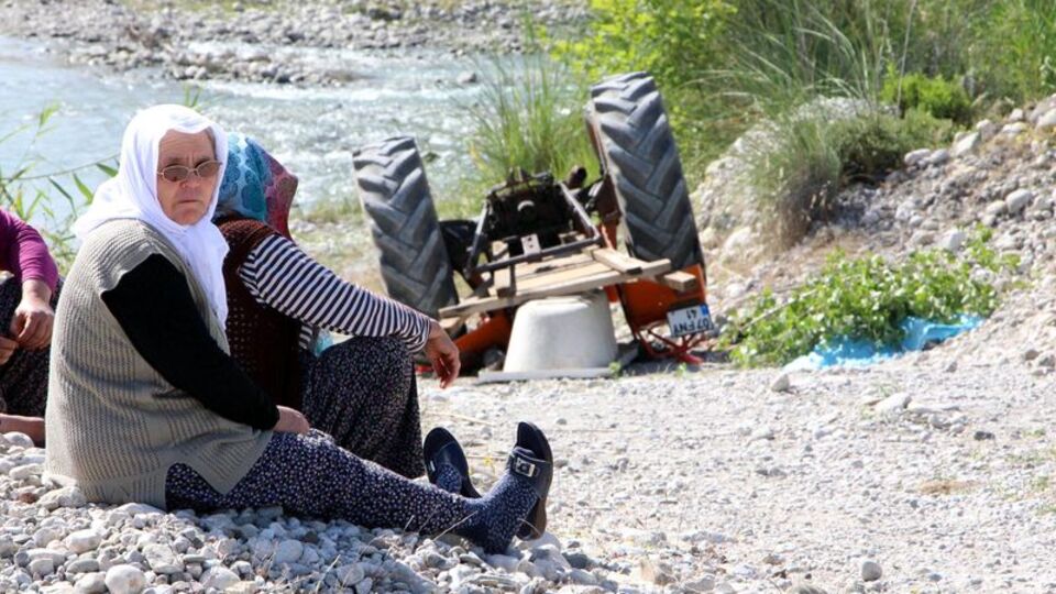 Çaresizce beklediler