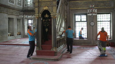 Eyüp Sultan Cami gül suyuyla yıkandı