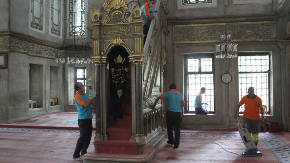 Eyüp Sultan Cami gül suyuyla yıkandı