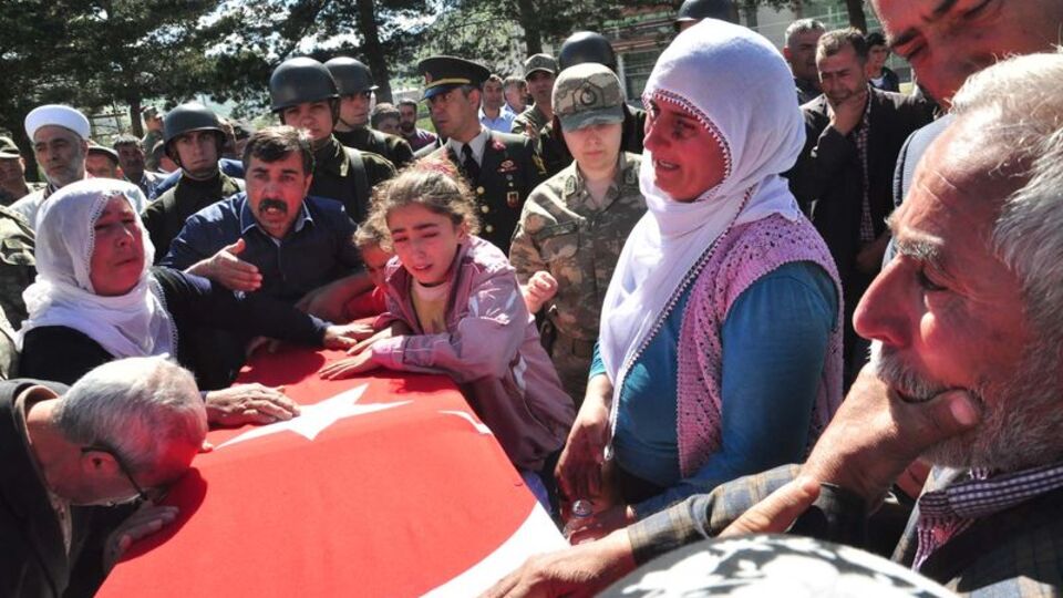 Bitlis'te şehit köy korucusu için tören