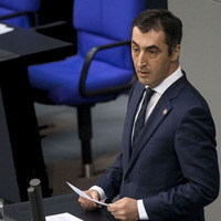 Cem Özdemir kürsüye Ermeni rozetiyle çıktı