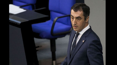 Cem Özdemir kürsüye Ermeni rozetiyle çıktı