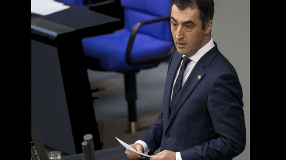 Cem Özdemir kürsüye Ermeni rozetiyle çıktı