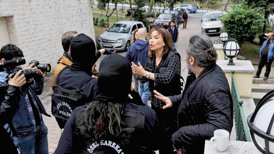 Demet Akbağ sıra dışı şakalarıyla geliyor