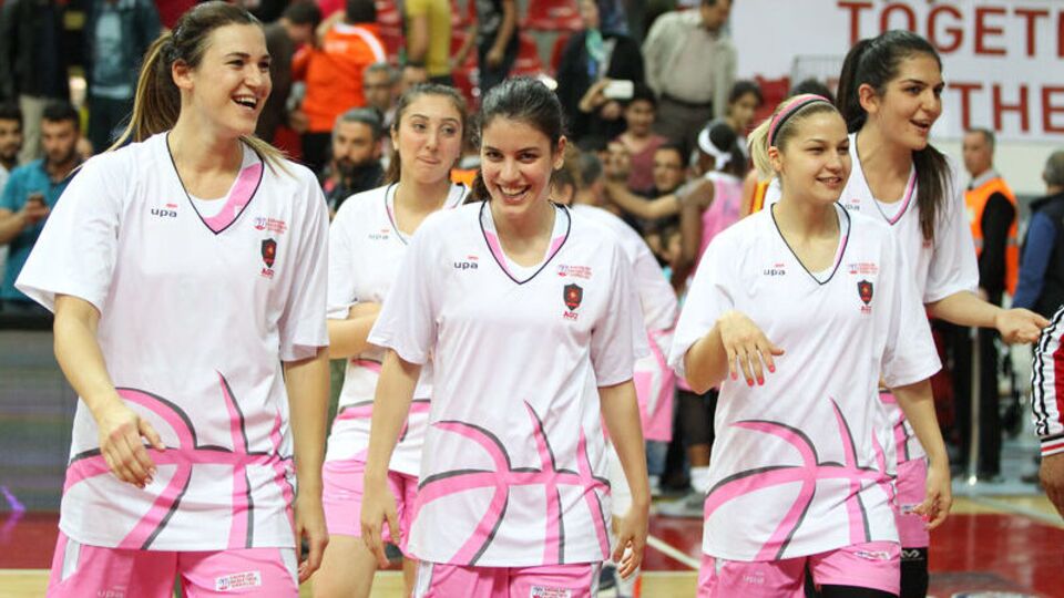 AGÜ'de 5 ayrılık birden!