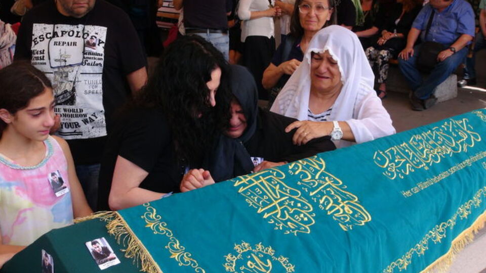 Cezaevinde ölü bulunan eski spikerin cenazesinde şok ifadeler!