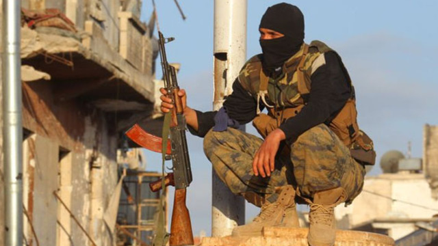 Binden fazla militan Halep'te saldırıya geçti