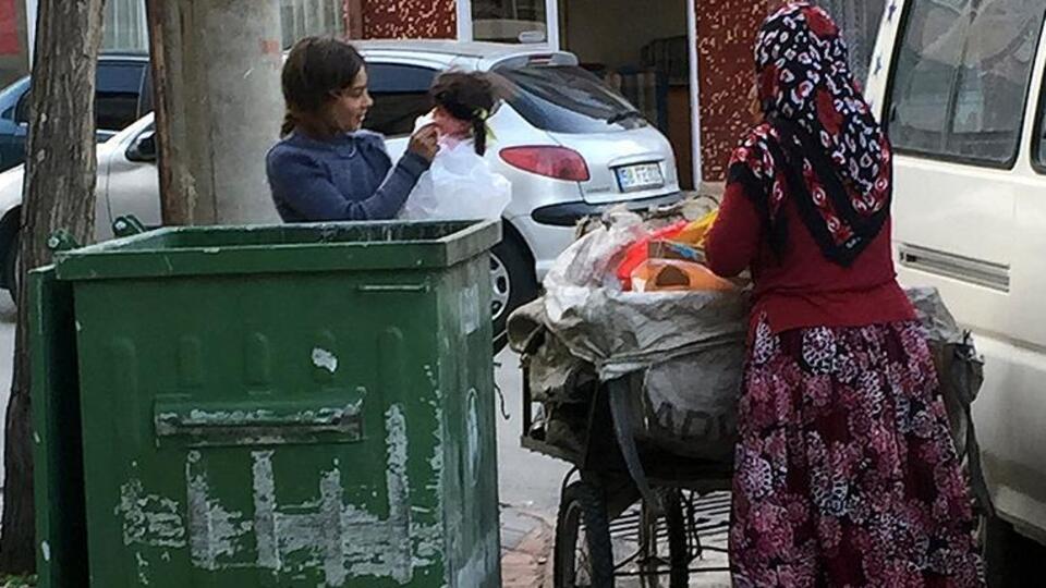 Kız çocuğunun oyuncak bebek mutluluğu