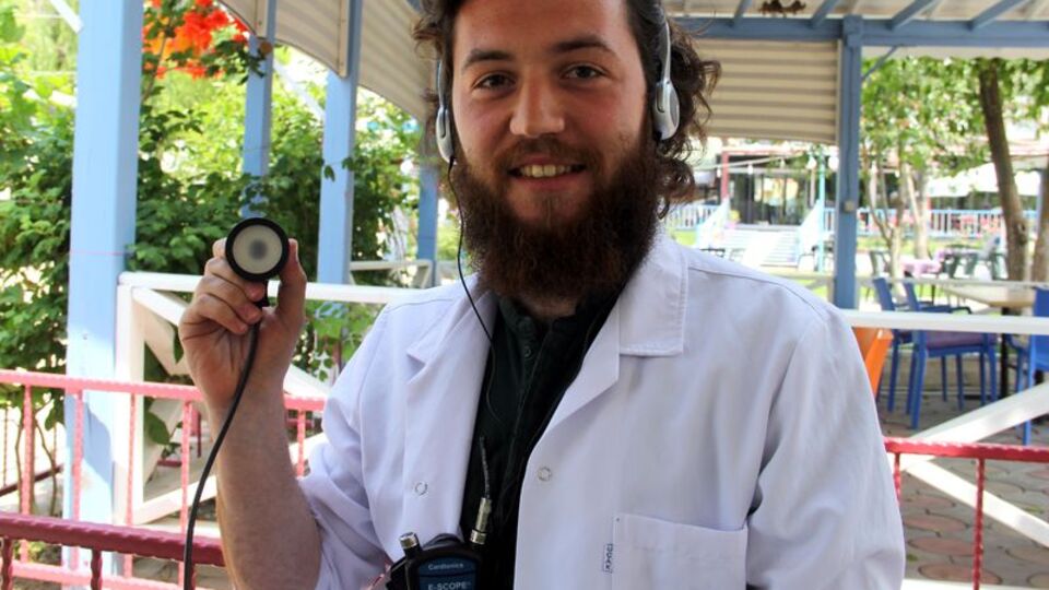 İşitme engelli doktor adayına "özel stetoskop"