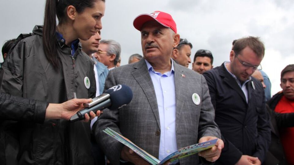 Yağmur altında doğa yürüyüşü yaptı! Dönüşte aracı kendi kullandı