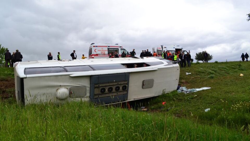 Otobüs devrildi: 3 ölü, 15 yaralı