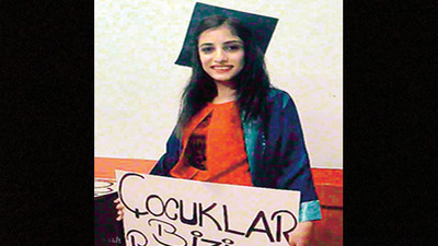 Öğretmen olacaktı geride bu poz kaldı