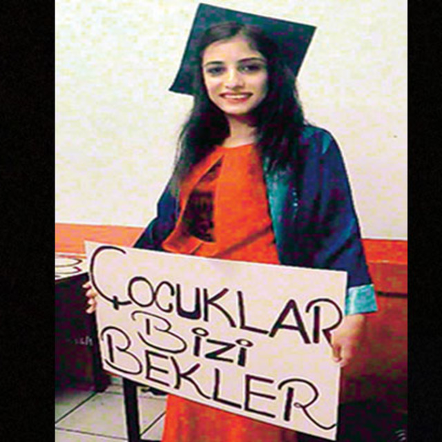 Öğretmen olacaktı geride bu poz kaldı