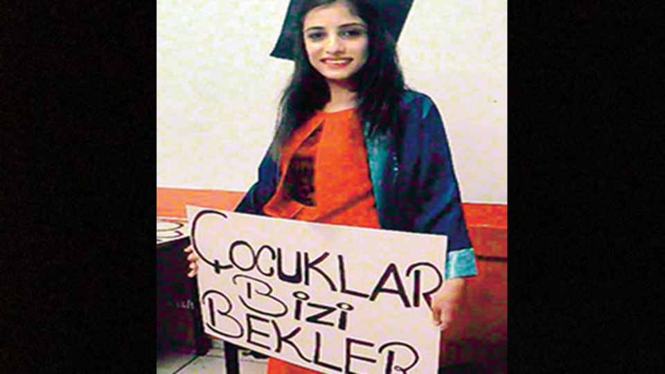 Öğretmen olacaktı geride bu poz kaldı