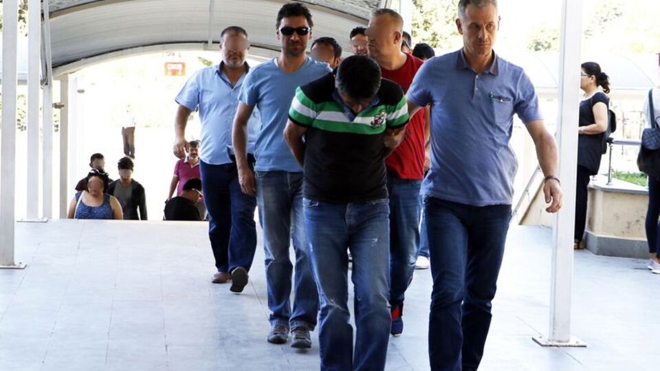 Yatak bazasının altından hayat kadını çıktı