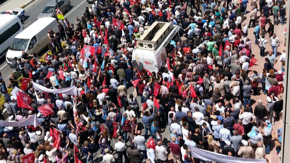 CHP'lilerin AK Parti'ye yürümesine izin verilmedi