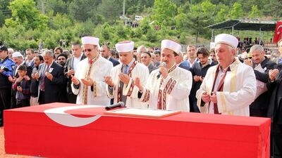 6 aylık hamile şehidin cenaze namazını bakın kim kıldırdı!