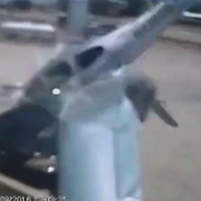 Uçak otomobilin üzerine düştü!